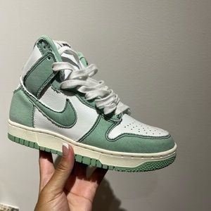 Women’s NIKE DUNK HI 1985